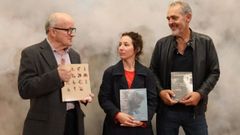 Miguel Fernández-Cid (con el catálogo de Alfredo Alcain), en la foto aparecen Laía Argüelles Folch y Bosco Caride (cada uno con el catálogo del otro en la mano)