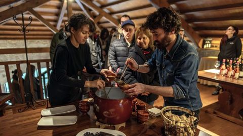 Degustaci�n del t�pico �caldo de �sos� en la bodega de Chantada