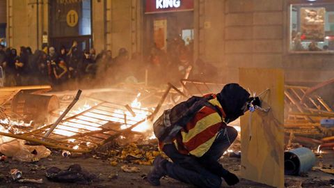 Un manifestantedurante los disturbiosde Barcelona en octubre del 2019