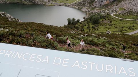 Los reyes Felipe y Letizia, la princesa Leonor (2ªi) y la infanta Sofía (2ªd) hacen un recorrido junto al lago Enol con motivo de la celebración del primer centenario del Parque Nacional de la Montaña de Covadonga -embrión del actual Parque de los Picos de Europa-