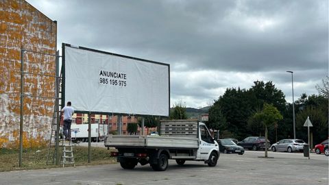 Retiran la valla publicitaria de Ana con el lema Una Asturies pal turismu? O una Asturies pa quien vivimos nella? en Villaviciosa