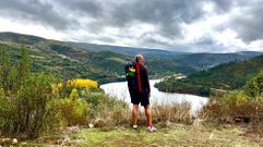 lvaro Lazaga junto al ro Sil poco despus de entrar en el Camino de Invierno en su recorrido a pie entre Madrid y Santiago 