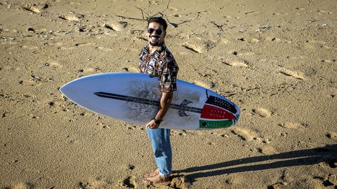 El ribeirense prepara a surfistas a trav�s de internet y tambi�n es socorrista en el verano.