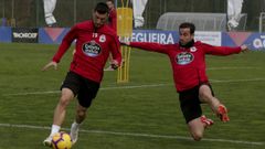 ��igo L�pez, a la derecha, trata de taponar un disparo de su compa�ero Borja Valle