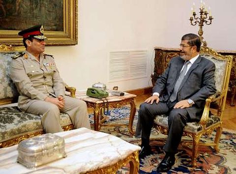 El presidente egipcio, con el recin nombrado ministro de Defensa, Abdel Fatah al Sisi.