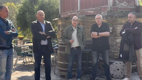 De izquierda a derecha, los alcaldes de Cedeira, Pablo Moreda, y Valdovi�o, Alberto Gonz�lez; el diputado provincial del �rea de Turismo, Xos� Regueira; el presidente de la Asociaci�n de Veci�os do Porto do Cabo, Jos� Picallo; y el regidor de Cerdido, Alberto Rey, en una reuni�n celebrada con varios vecinos