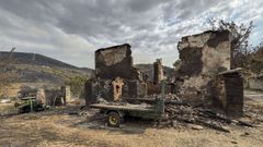 Una de las casas afectadas por el fuego en la parroquia de Mones, en Valdeorras.