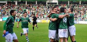 La plantilla del Racing se abraza tras el final del partido ante el Laudio que sell� su regreso a Segunda B el pasado mes d ejunio.