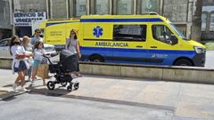 Una ambulancia, en el exterior del Hospital Provincial de Pontevedra