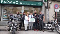Miembros del colectivo Amocai junto al presidente del Colegio de Farmac�uticos, Santiago Leyes y Mar�a del Carmen Amodio, titular de la primera botica asociada