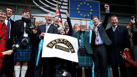 La delegaci�n europea del Partido del Brexit sali� este viernes por �ltima vez de la Euroc�mara enarbolando la Union Jack  y al son de una gaita escocesa