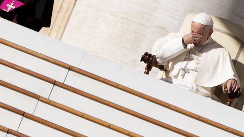 El papa Francisco preside su tradicional audiencia semanal en la Plaza de San Pedro en el Vaticano