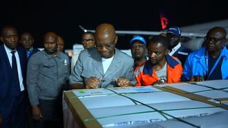 El ministro de Sanidad de la Rep�blica Democr�tica del Congo inspeccionando el cargamento de vacunas para combatir el �bola.