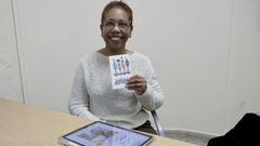 Priscila con uno de los pictogramas que su marido hizo cuando estaba ingresada en el hospital de A Coru�a