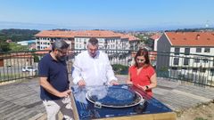 El presidente de la Mancomunidad O Saln�s, David Castro (centro de la image), delante de uno de los planisferios astron�micos instalados por el ente en distintos puntos de la comarca.