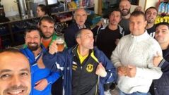 Charli, de ch�ndal en el centro, con sus compa�eros del Deportivo Carballo