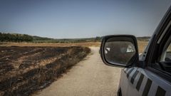 Un coche de la Guardia Civil en una pista de Vilardev�s.