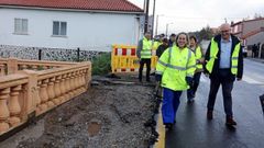 Ethel V�zquez, acompa�ada por el alcalde noi�s, Santiago Freire, visit� el inicio de las obras para la creaci�n de una rotonda en el cruce de A Barqui�a y la mejora de la traves�a en la AC-550.