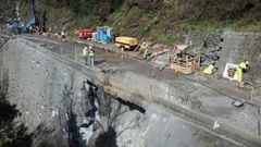 Obras de reparacin de un talud en la va en Pantn, similares a las que hacen falta en Lugo