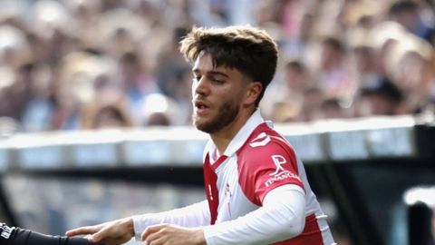 El futbolista del Celta Sergio Carreira, durante el partido frente al Oviedo.