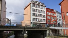 CAMBIOS. El edificio se demoler� posiblemente este verano. Y el puente se derribar� para construir otro de un solo vano.