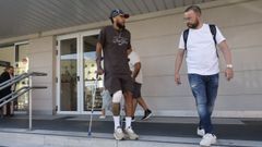 Aubameyang, este jueves, a su llegada a A Coru�a tras su operaci�n.