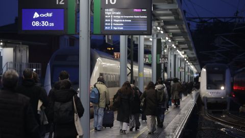 Pasajeros en la estaci�n de tren de A Coru�a en el primer d�a de huelga de maquinistas