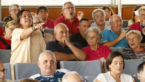 Cerca de 70 vecinos pudieron entrar en el salón municipal y buena parte de ellos expresaron su malestar