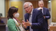 Borrell charla con la ministra Margarita Robles, al inicio del consejo de ministros de Defensa de la UE en Bruselas.