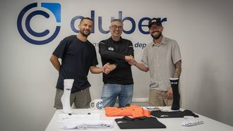 Jos&eacute; Luis S&aacute;ez, presidente del Reyco Burela (centro), firm&oacute; los acuerdos con Diego L&oacute;pez (izquierda), Ceo de Cluber, y Breog&aacute;n Blanco, cofundador de Influence Quality