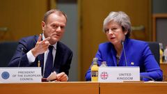 Theresa May conversa con Donald Tusk durante una reunin en Bruselas en noviembre del 2018