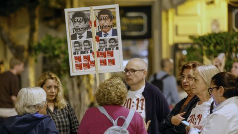 Varias personas se concentran junto al Palacio de la Generalitat para pedir justicia por la gestin de la dan, este domingo en Valencia