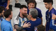 Messi abrazado con su padre tras la final del Mundial 2022.