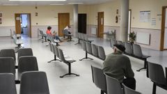 Varias personas utilizando sus telfonos mviles en la sala de espera de un centro de salud. 