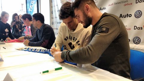 Los jugadores firman autgrafos a los fans ms pequeos