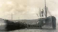 Mujeres cargando carb�n en el puerto de Ferrol, en una imagen de comienzos del pasado siglo