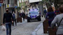 Imagen de archivo de un coche de la Polic�a Nacional en el casco urbano de Ribeira.