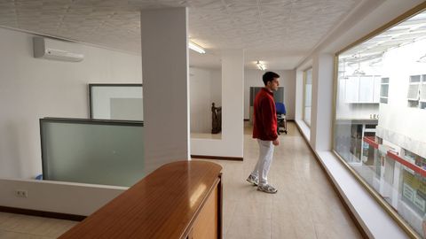 Aspecto actual que presenta la que será nueva sede de la asociación de párkinson de la provincia de Pontevedra en las galerías Oliva