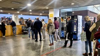 Pacientes hacen cola ante el mostrador de un centro de salud de Vigo