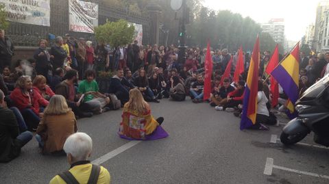 Sentada frente a la Junta General del Principado.Sentada frente a la Junta General del Principado