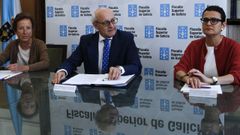 Las fiscalas especialistas en violencia sobre la mujer Pilar Mart�n N�jera y Rosalina Carrera, con el fiscal superior de Galicia, Fernando Suanzes