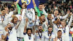 El Real Madrid celebra la victoria en la final de la Liga de Campeones ante el Liverpool
