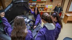 A profesora Mar�a Luisa Quintairos supervisa as pr�cticas no taller das s�as catro alumnas