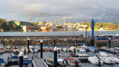 El puerto deportivo de Ribadeo en primer plano y al fondo la franja asturiana de la r�a, Figueras y Astilleros Gond�n, con el buque que construye en sus gradas