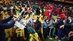 Los aficionados senegaleses intentan acceder al terreno de juego despu�s de que el colegiado se�alase el penalti.