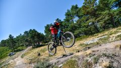 Uno de los participantes en el Mini DH Manzaneda, en el Bike Park de la Estacin de Montaa.