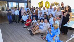 Elvira Su�rez, en el centro de la imagen, estuvo rodeada de su familia en un d�a tan importante.