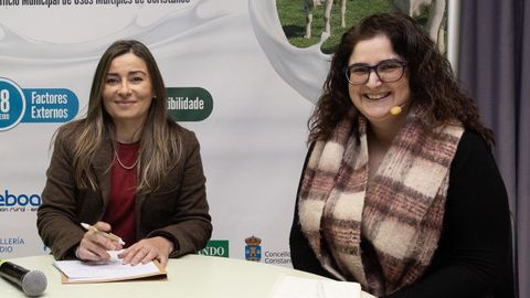 Leticia Regueiro, � dereita da imaxe, nun Foro L�cteo celebrado en Coristanco.