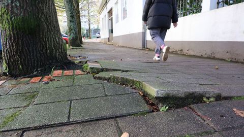 Losetas rotas en la calle Navegantes, cerca de la iglesia y del local social de Critas-San Rosendo