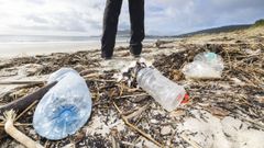 Basura que el temporal trajo esta semana a la playa Langosteira en Fisterra
